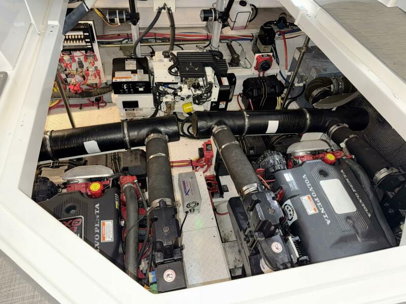 42' 2005 Cruisers Yachts 420 Express