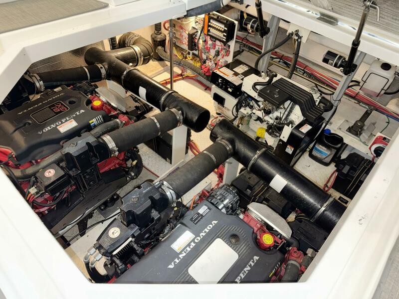 42' 2005 Cruisers Yachts 420 Express