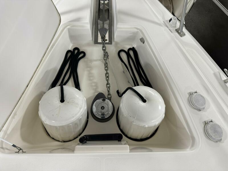 42' 2005 Cruisers Yachts 420 Express