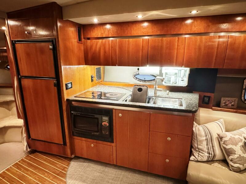 42' 2005 Cruisers Yachts 420 Express