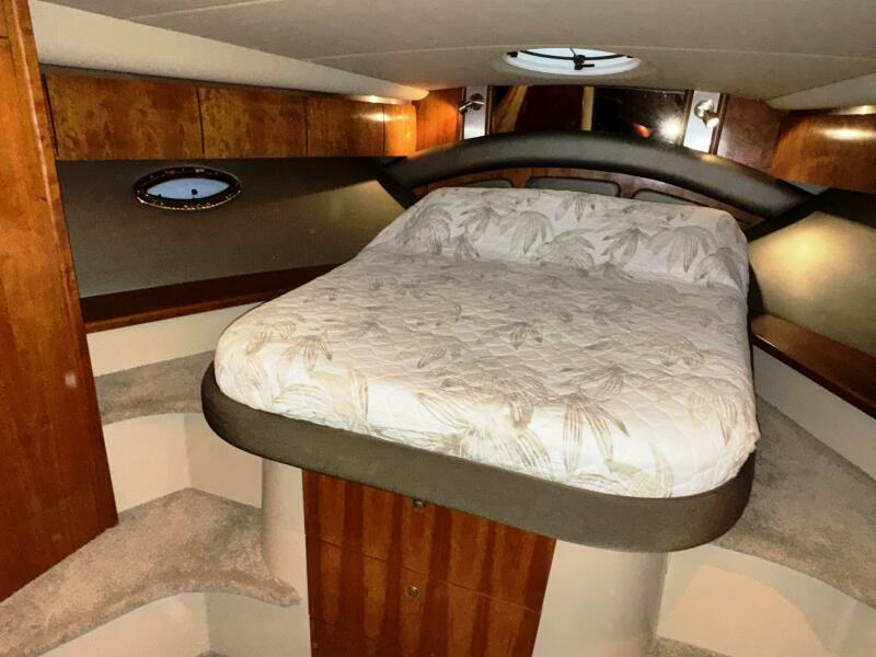 42' 2005 Cruisers Yachts 420 Express