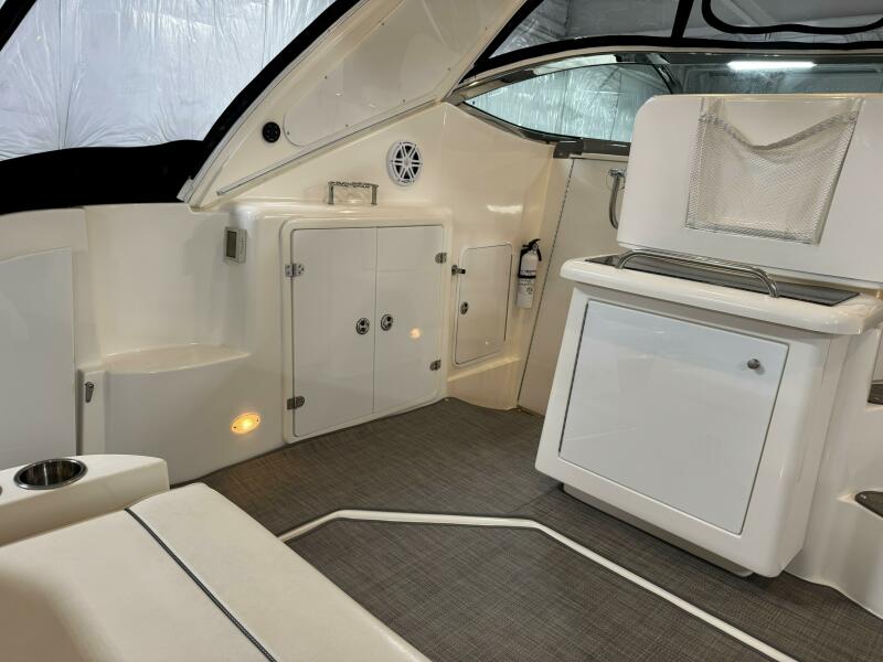 42' 2005 Cruisers Yachts 420 Express