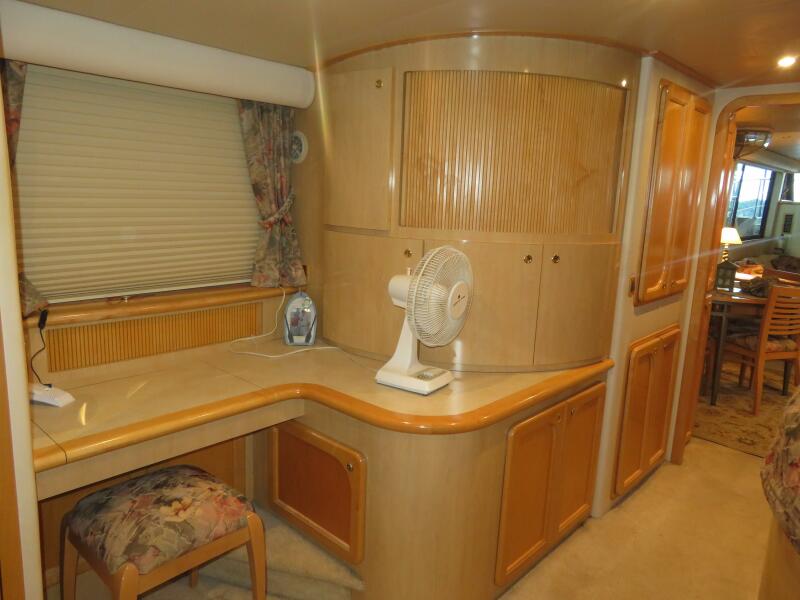 58' 2000 Bluewater 5800
