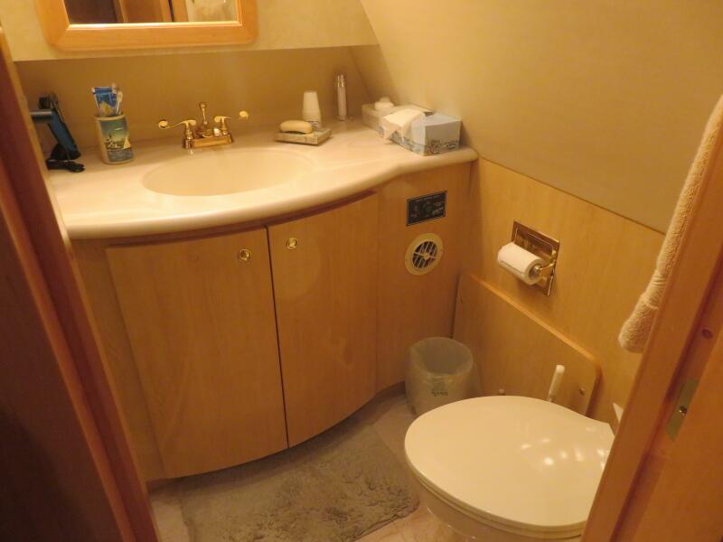 58' 2000 Bluewater 5800