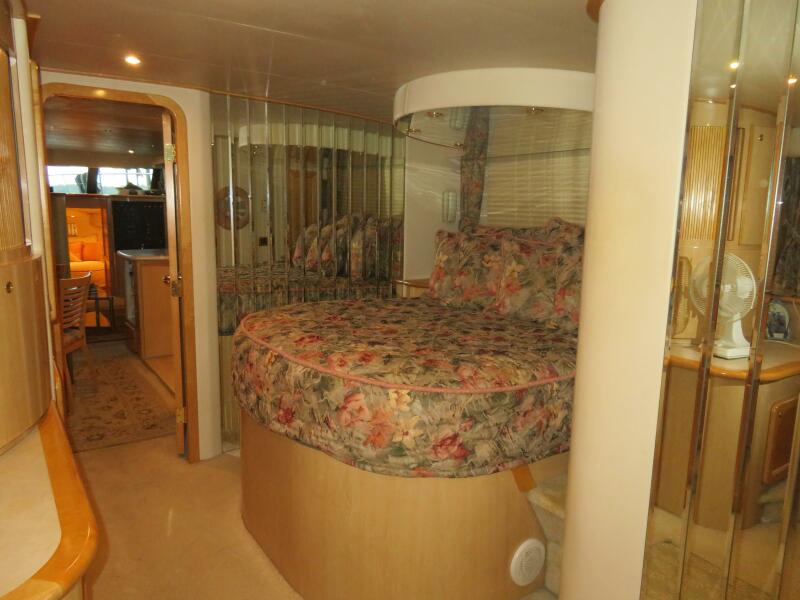 58' 2000 Bluewater 5800