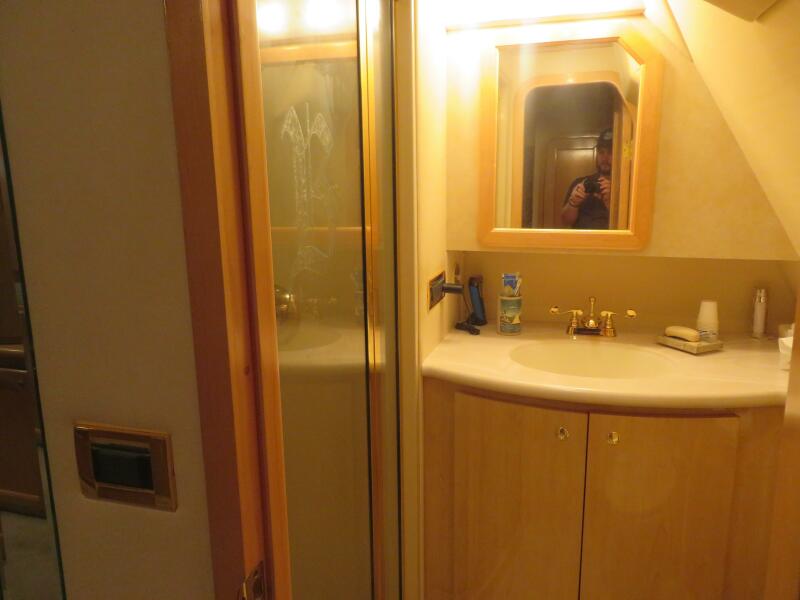 58' 2000 Bluewater 5800