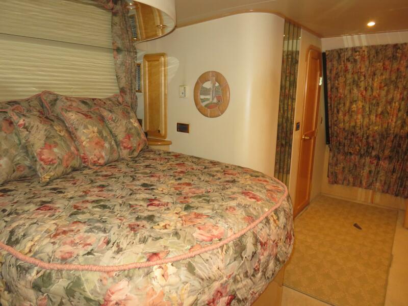 58' 2000 Bluewater 5800