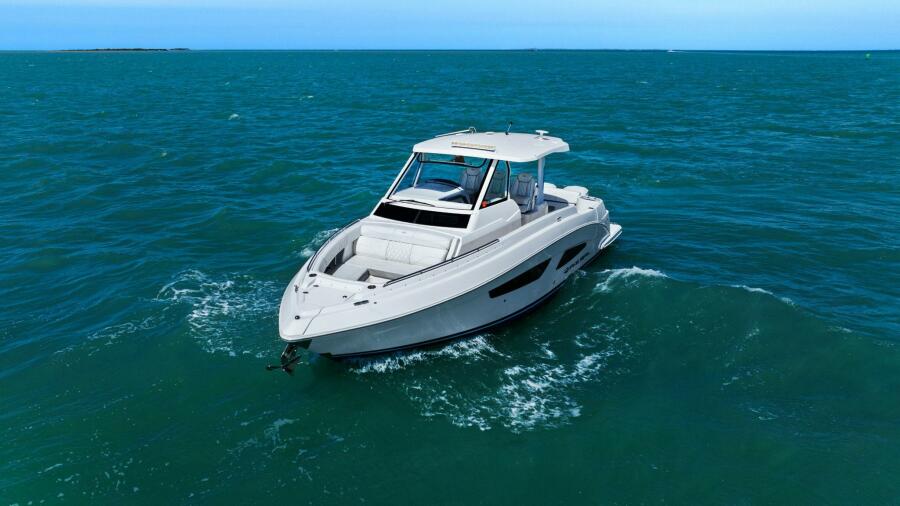 33' 2020 Regal 33 SAV