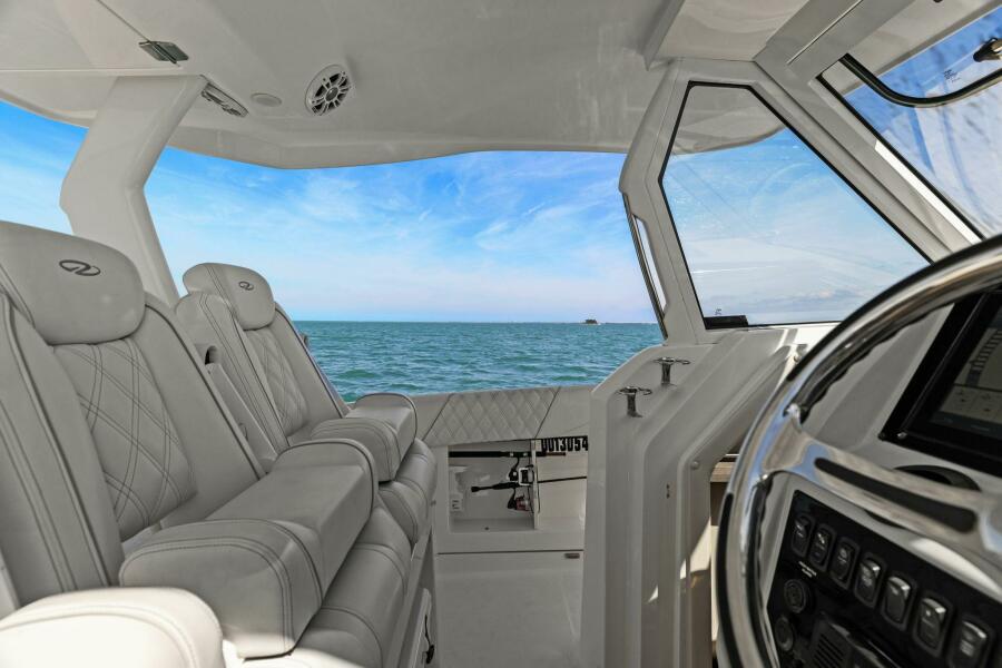 33' 2020 Regal 33 SAV