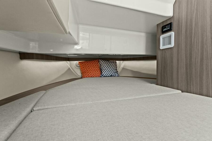 33' 2020 Regal 33 SAV