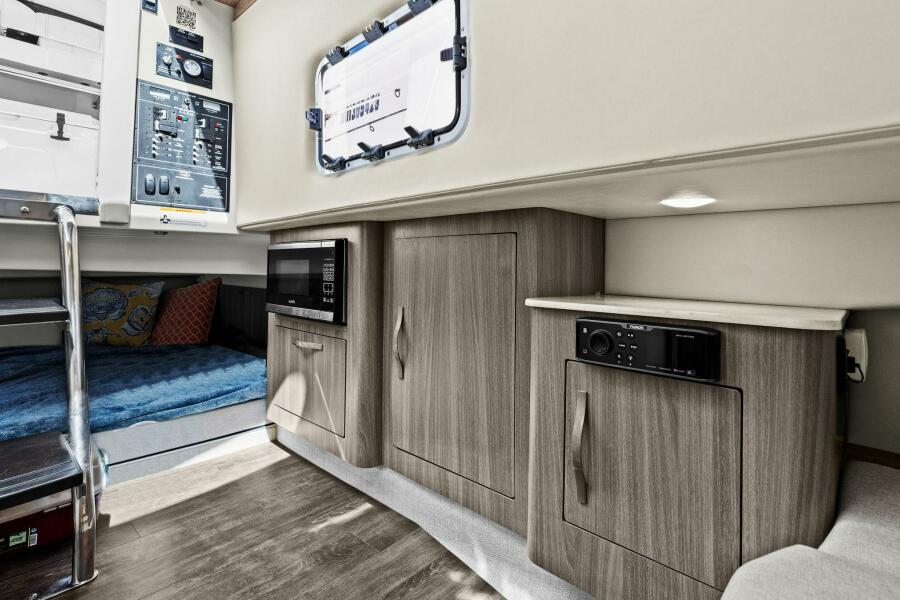 33' 2020 Regal 33 SAV