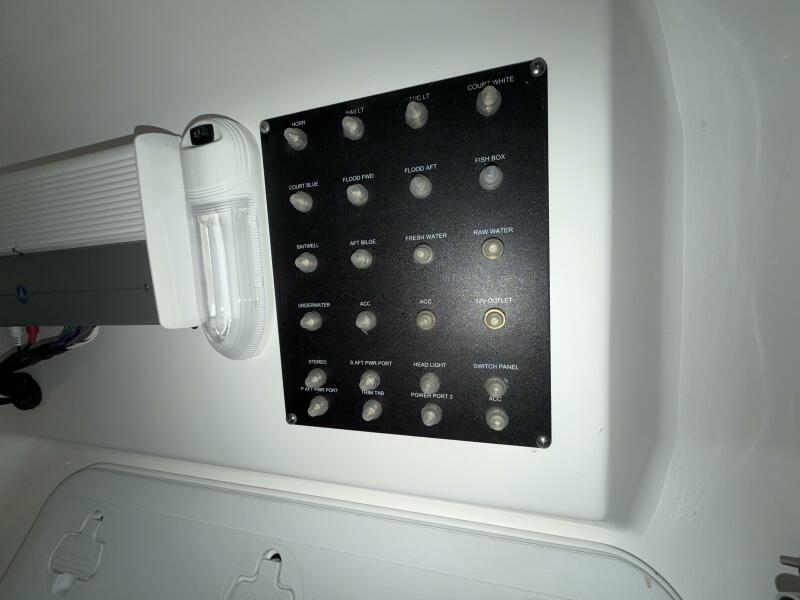 23' 2016 Everglades 230 Center Console