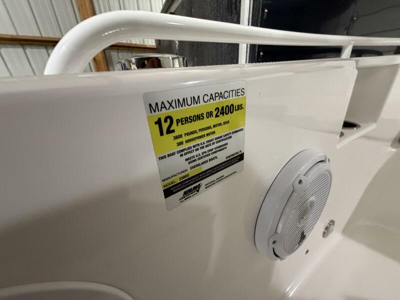 23' 2016 Everglades 230 Center Console