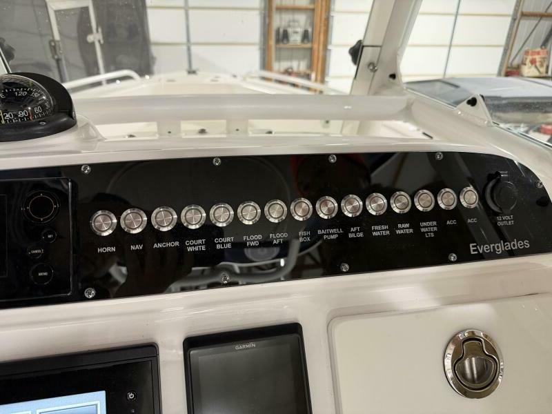 23' 2016 Everglades 230 Center Console
