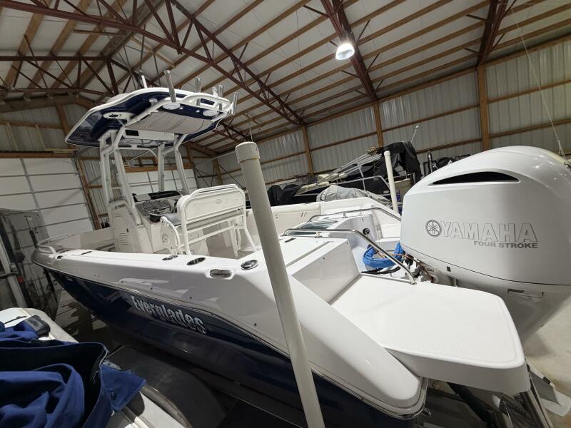 23' 2016 Everglades 230 Center Console