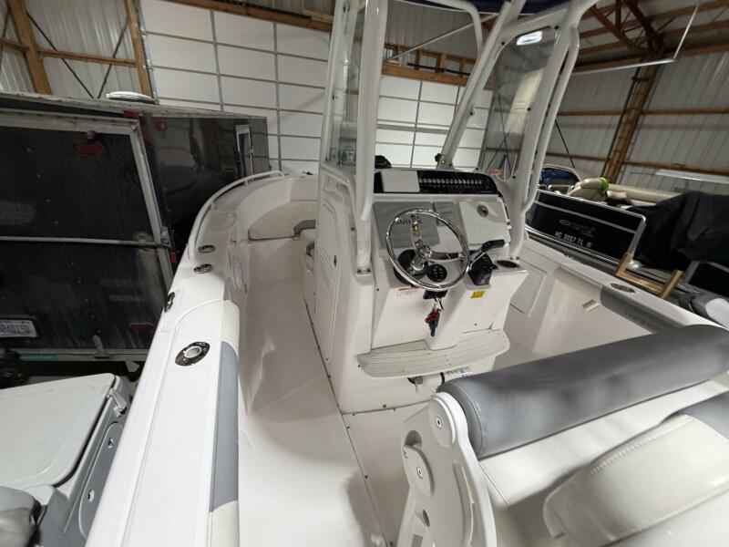 23' 2016 Everglades 230 Center Console