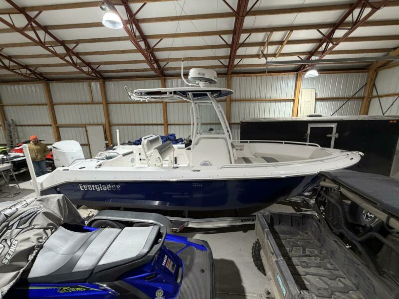23' 2016 Everglades 230 Center Console