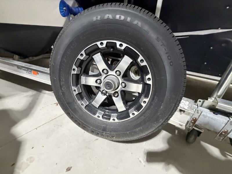 23' 2016 Everglades 230 Center Console