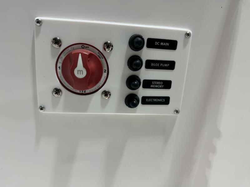 23' 2016 Everglades 230 Center Console