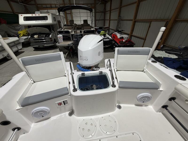 23' 2016 Everglades 230 Center Console