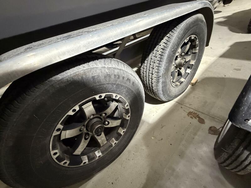 23' 2016 Everglades 230 Center Console