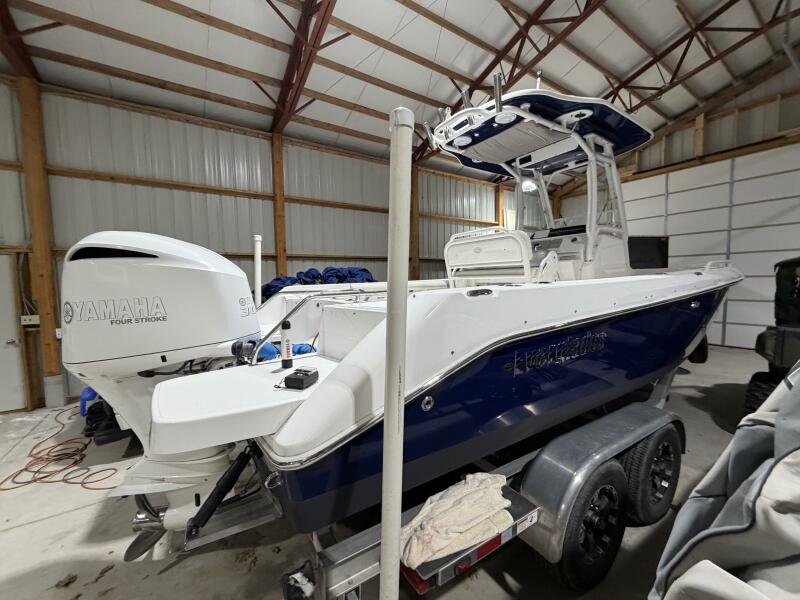 23' 2016 Everglades 230 Center Console