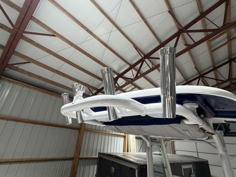 23' 2016 Everglades 230 Center Console