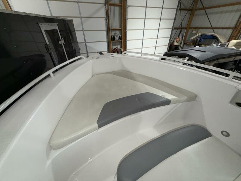 23' 2016 Everglades 230 Center Console