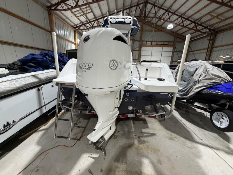 23' 2016 Everglades 230 Center Console