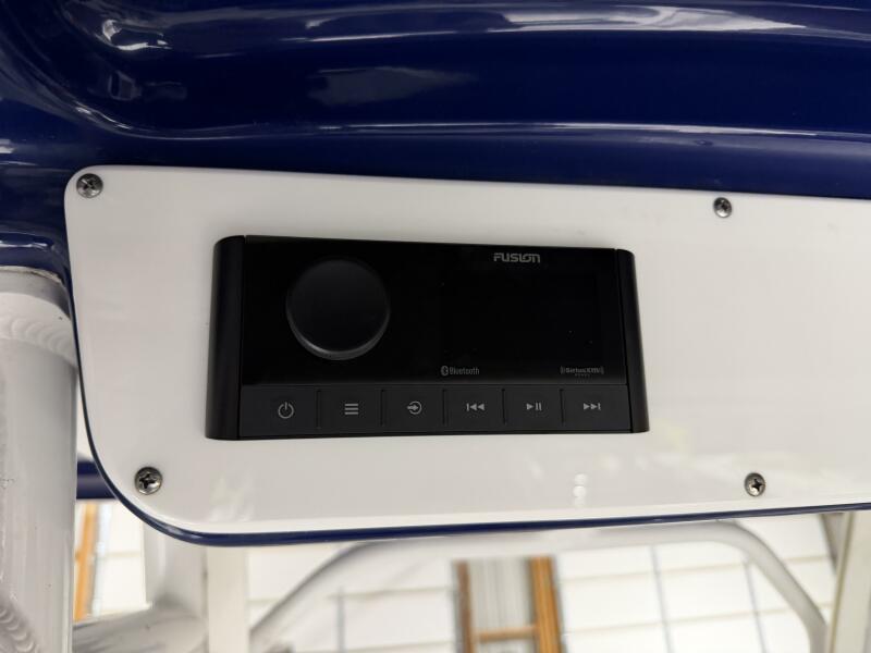 23' 2016 Everglades 230 Center Console