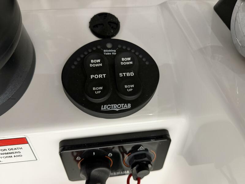 23' 2016 Everglades 230 Center Console