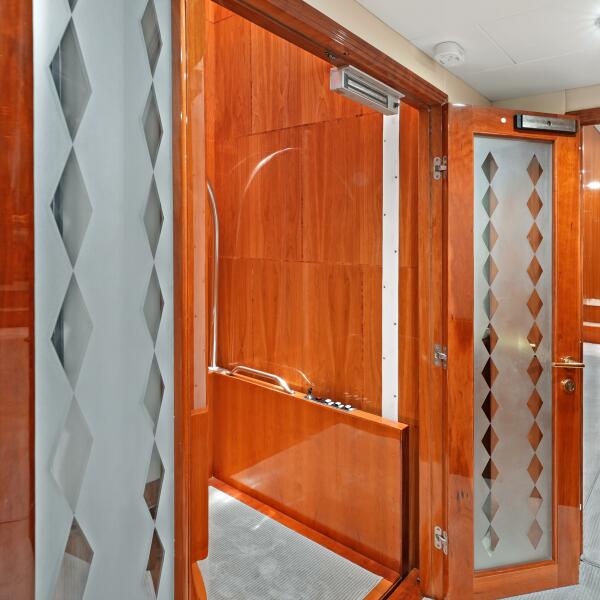 81' 2003 Hargrave Sky Lounge