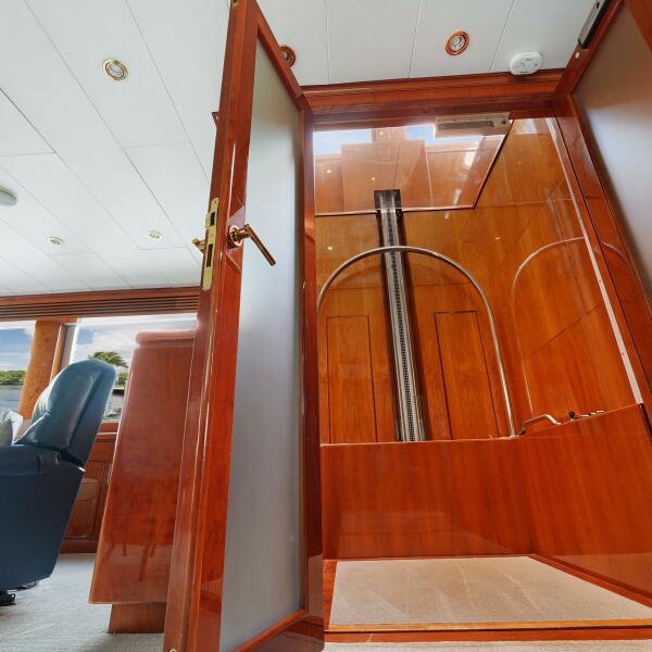 81' 2003 Hargrave Sky Lounge