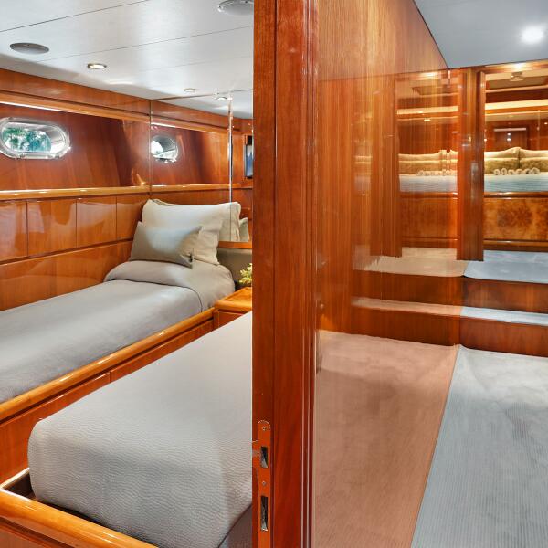 81' 2003 Hargrave Sky Lounge