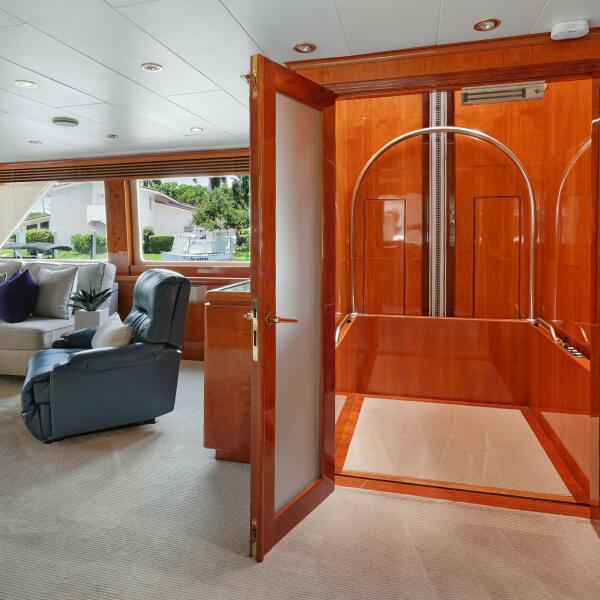 81' 2003 Hargrave Sky Lounge