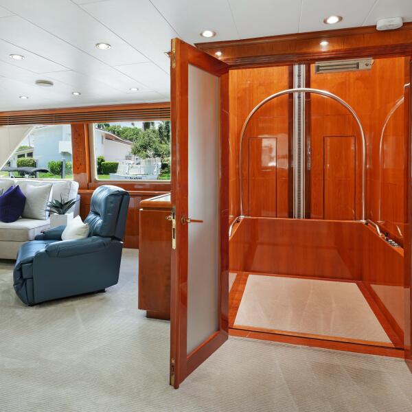 81' 2003 Hargrave Sky Lounge