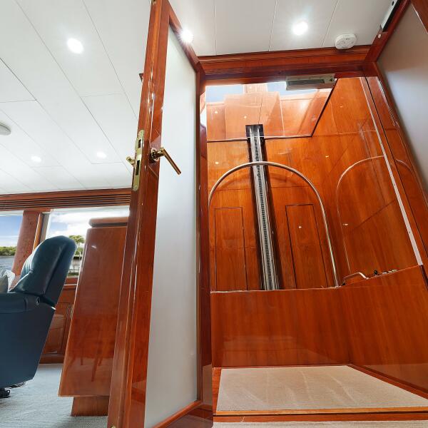 81' 2003 Hargrave Sky Lounge