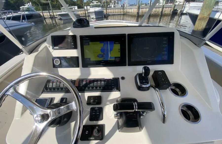 28' 2015 Pursuit Sport