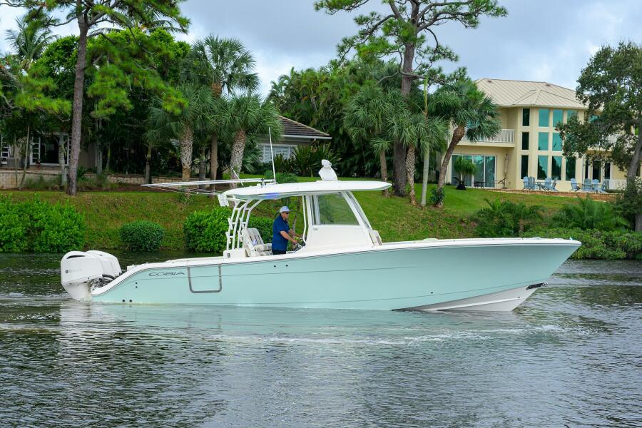 35' 2020 Cobia 350 CC
