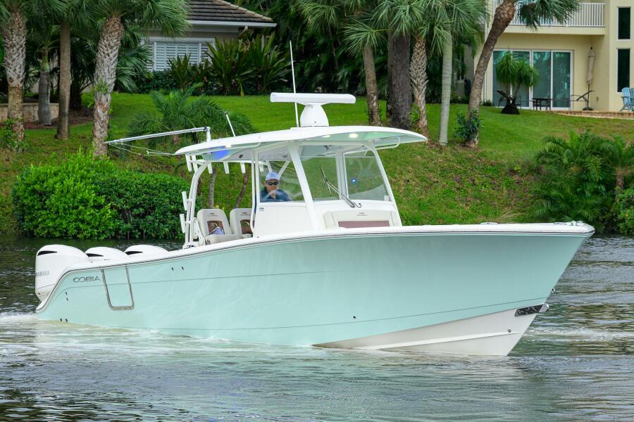 35' 2020 Cobia 350 CC