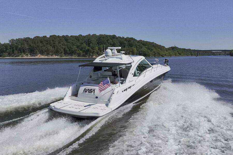 2007 Sea Ray 48 Sundancer underway