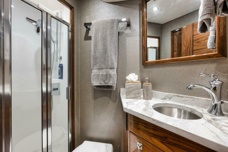 72' 2024 Viking 72 Skybridge