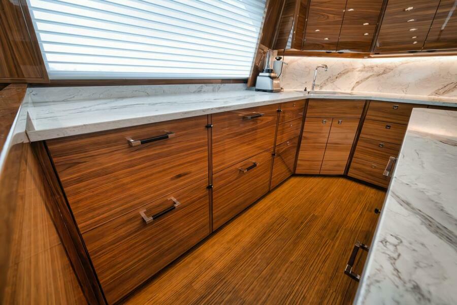72' 2024 Viking 72 Skybridge