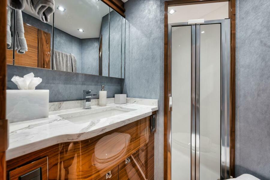 72' 2024 Viking 72 Skybridge