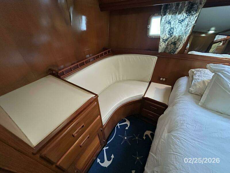 42' Jefferson master stateroom starboard seating