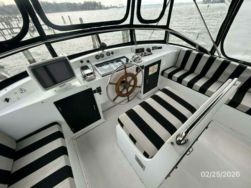 42' Jefferson flybridge helm1