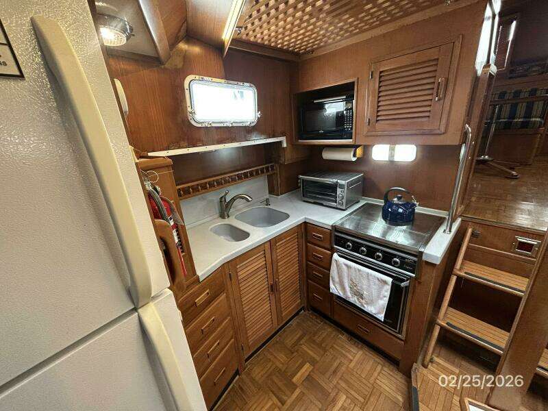 42' Jefferson galley2