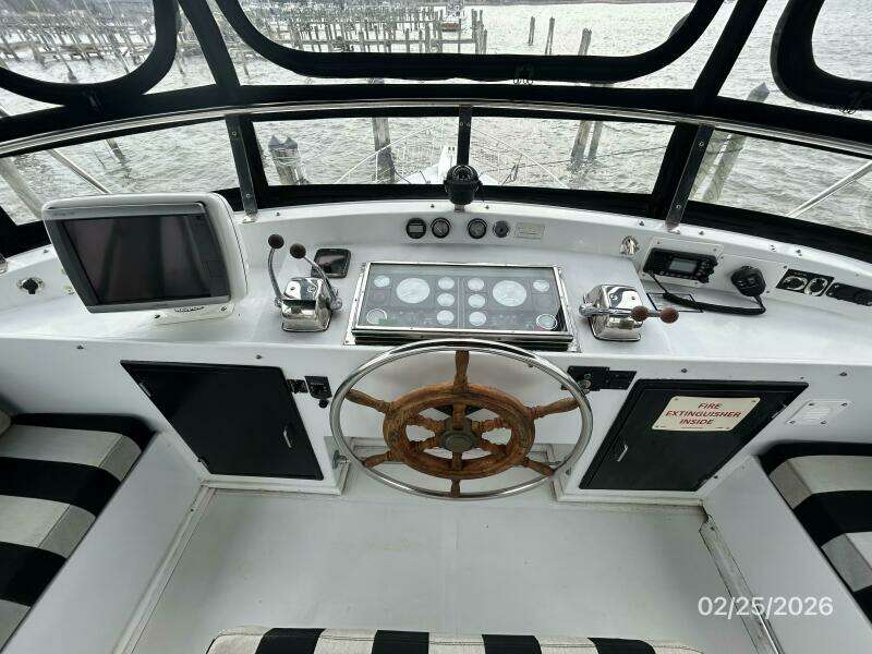 42' Jefferson flybridge helm3