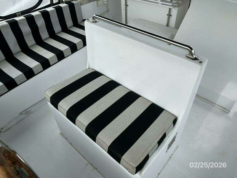 42' Jefferson flybridge helmseat