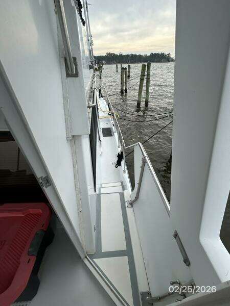 42' Jefferson starboard side deck2